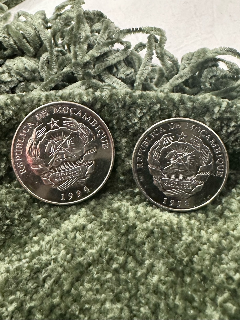 2-Piece Collectible Currency Coin Set 
(1994/1998) Republic of Mozambique - Picture 2 of 6